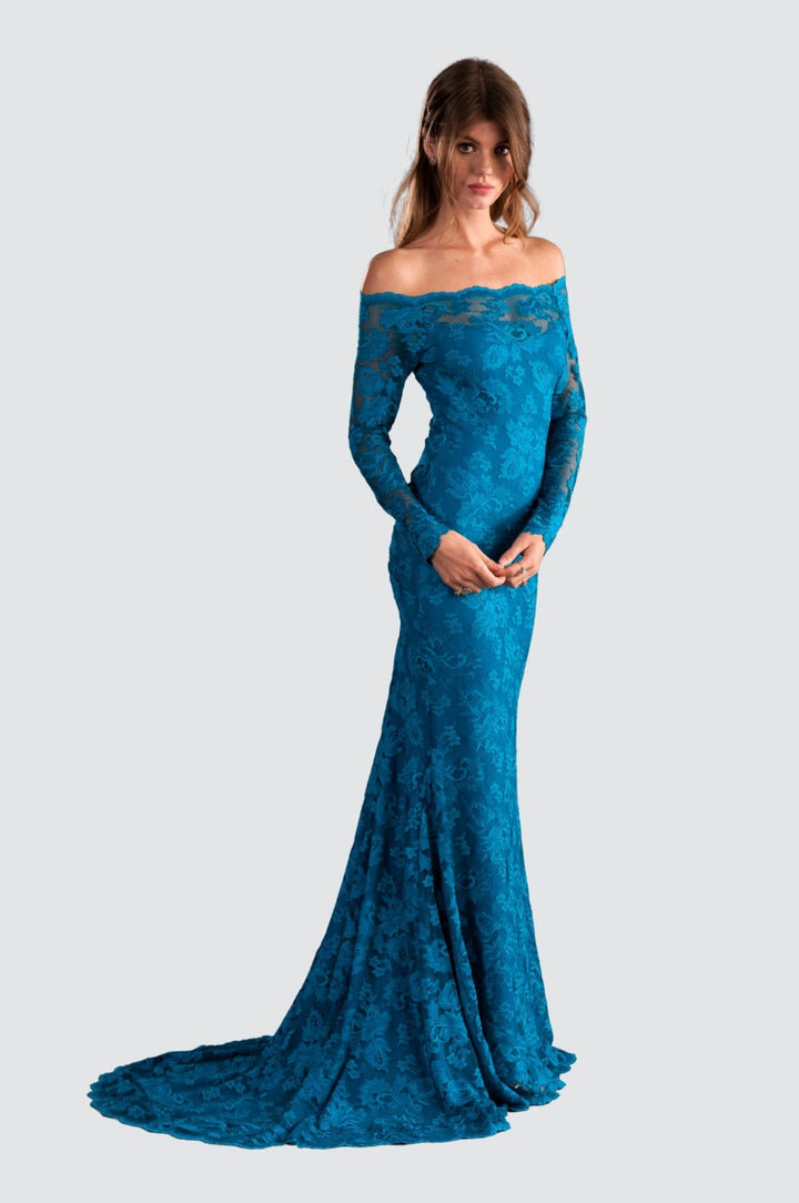 Langes schulterfreies Kleid