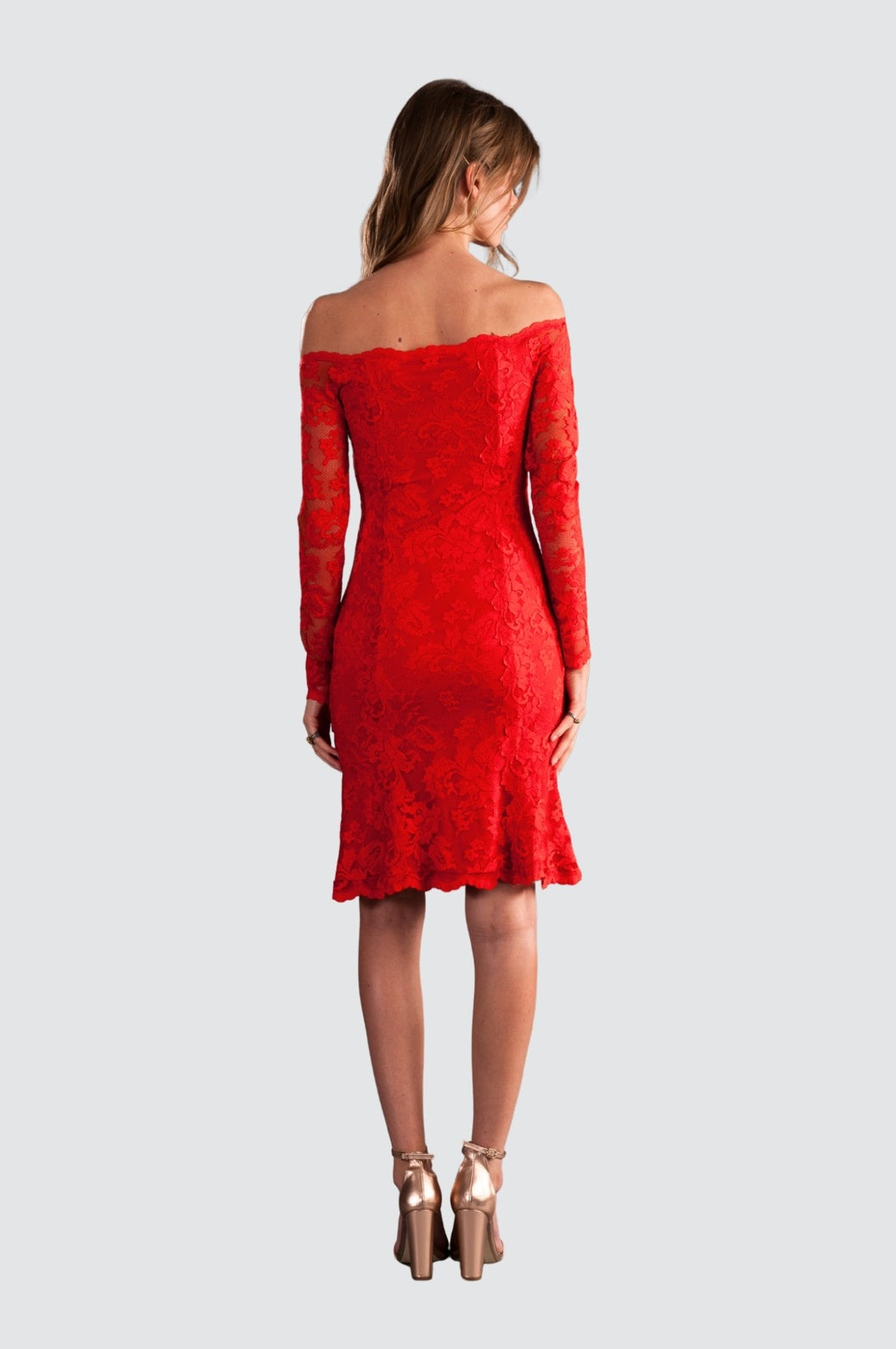 Robe en dentelle à épaules dénudées
