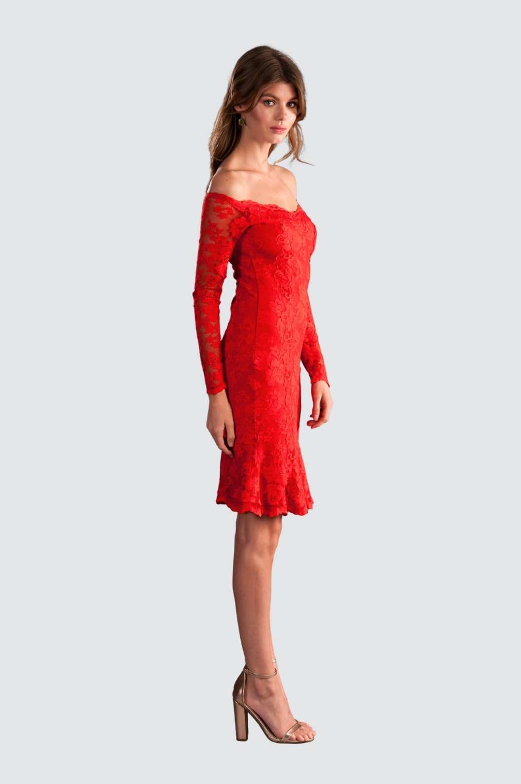 Robe élégante en dentelle rouge à épaules dénudées