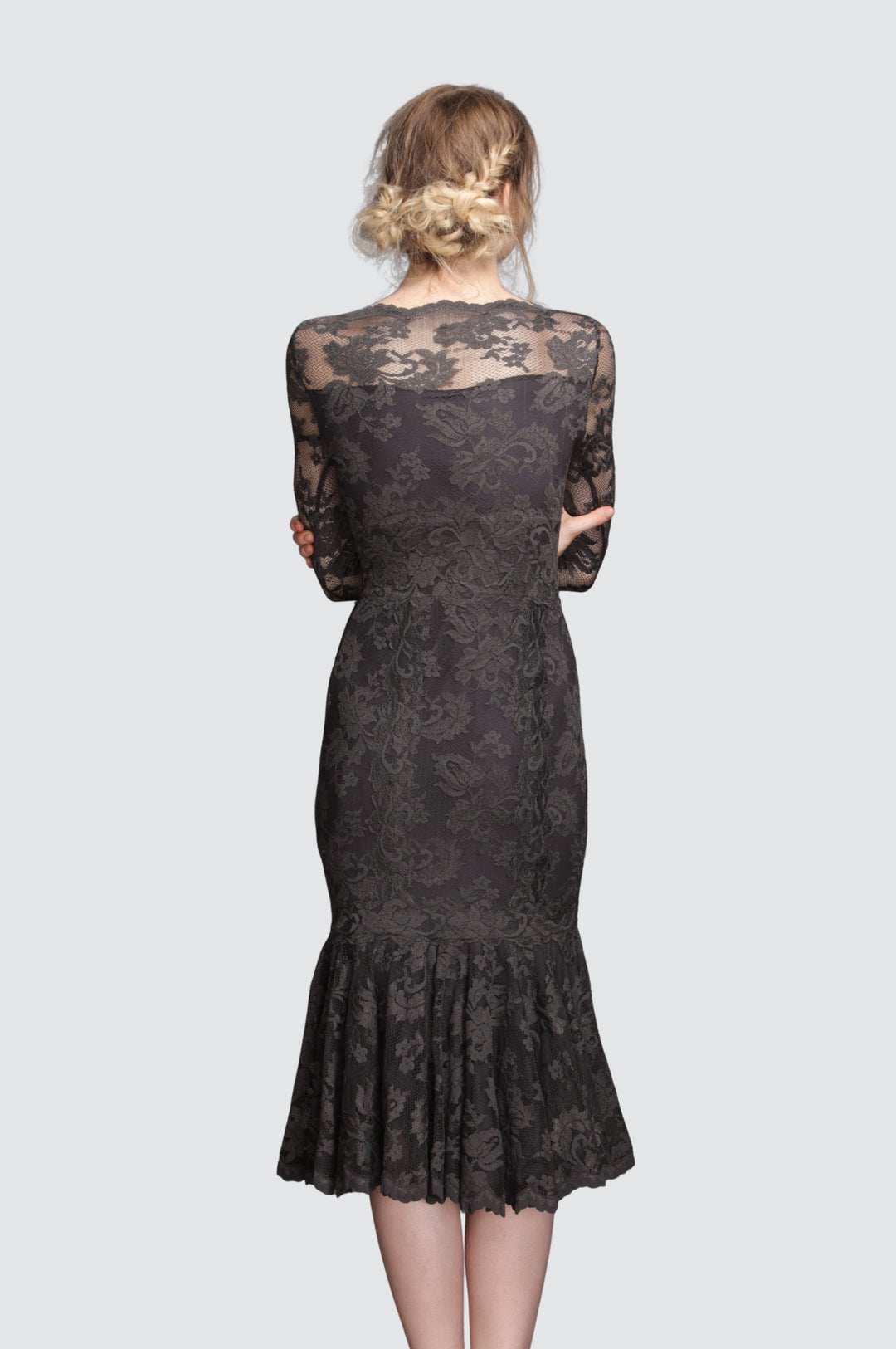 Robe de cocktail en dentelle à volants