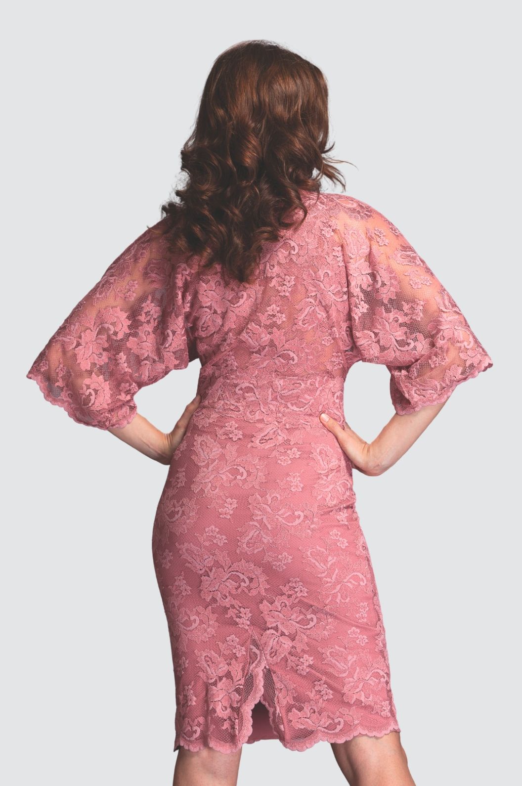 Robe en dentelle à décolleté profond