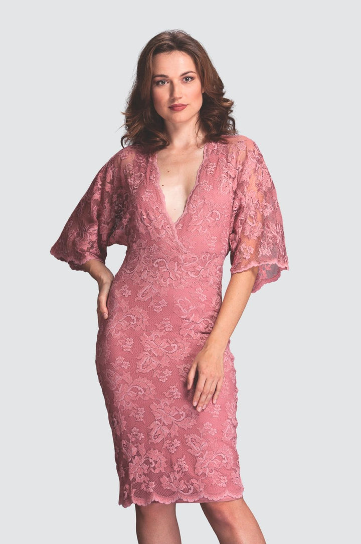 Robe en dentelle à décolleté profond