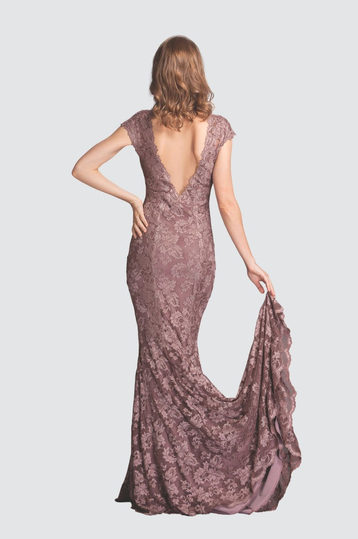 Robe classique ajustée et évasée à col en V et longue traîne