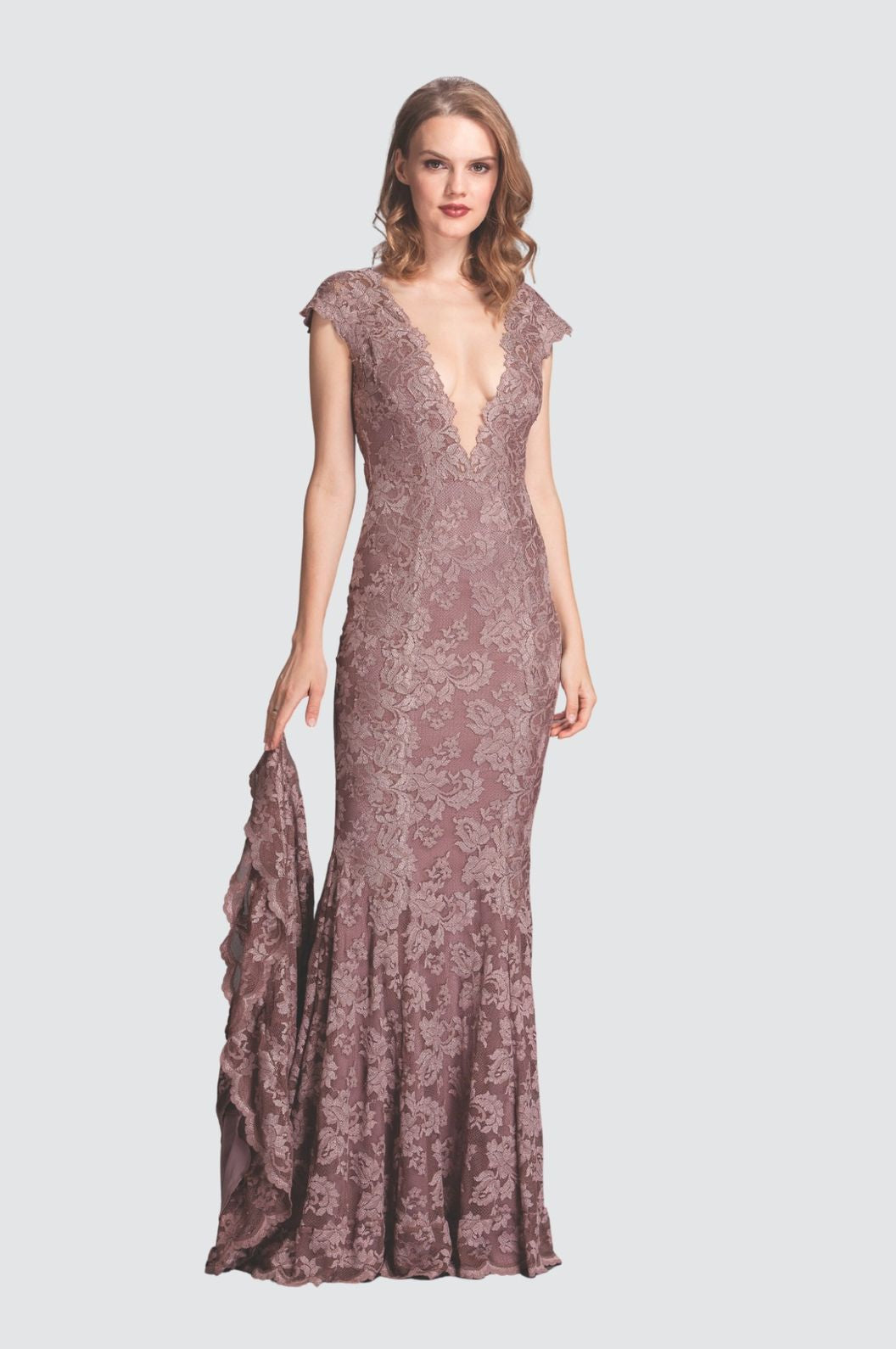 Robe classique ajustée et évasée à col en V et longue traîne