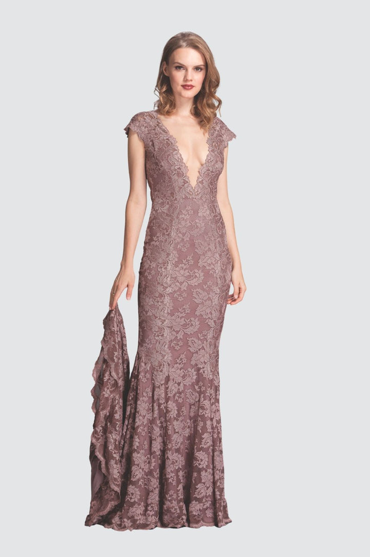 Robe classique ajustée et évasée à col en V et longue traîne