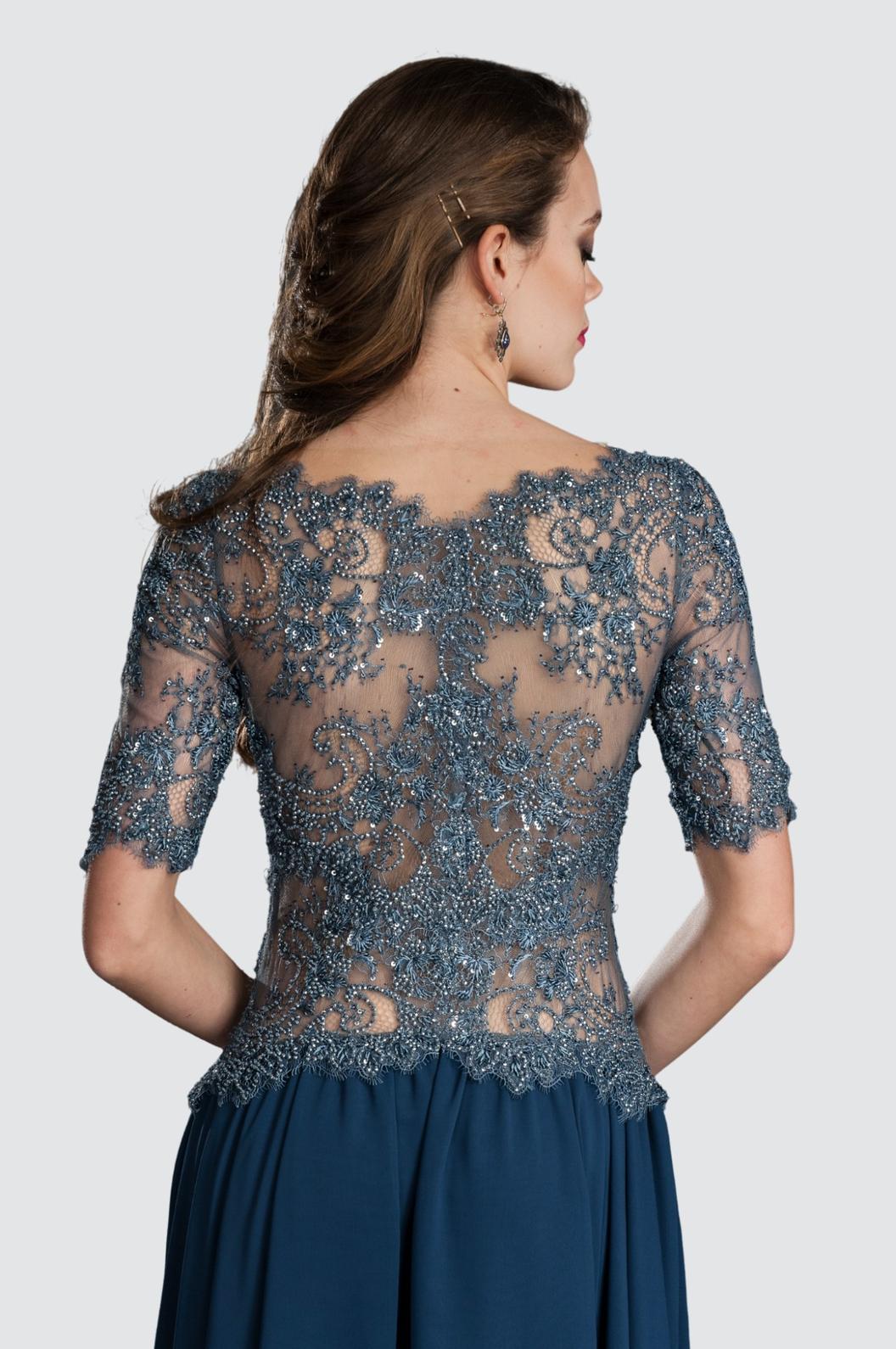 Klassisches Kleid mit Illusion