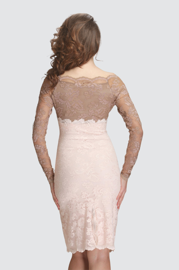 Robe à col profond et taille froncée