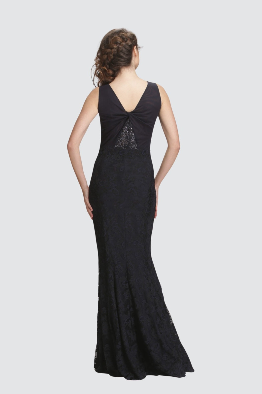 Kleid mit Netzausschnitt und Rüschensaum