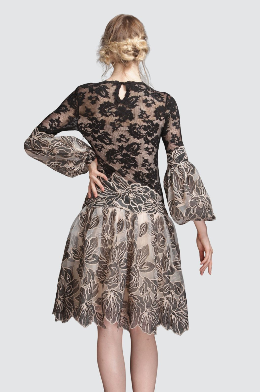 Schwarzes und beiges ausgestelltes Kleid mit Blattmuster