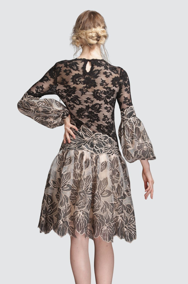 Schwarzes und beiges ausgestelltes Kleid mit Blattmuster