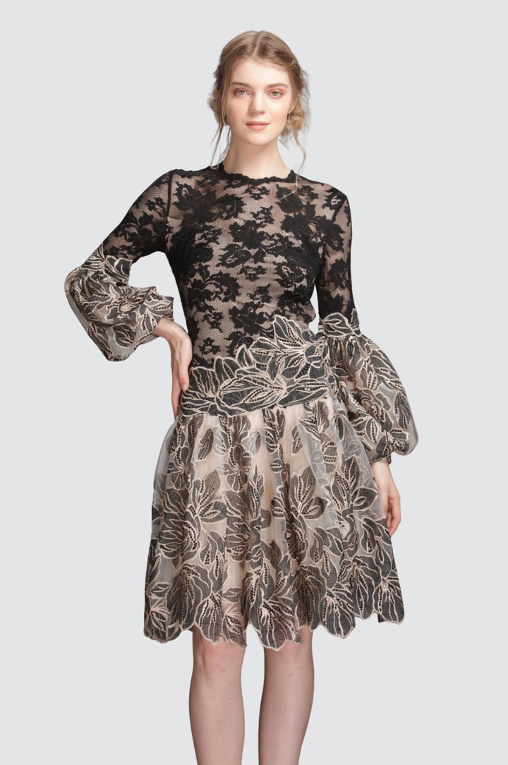 Schwarzes und beiges ausgestelltes Kleid mit Blattmuster