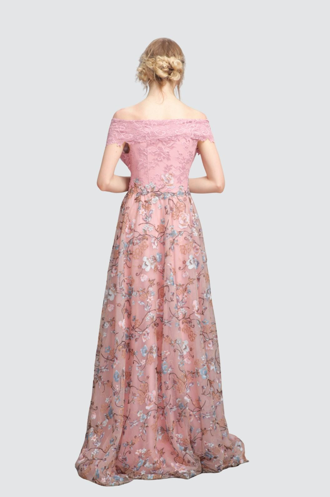 Robe fendue à épaules dénudées et décolleté enveloppant sur la cuisse