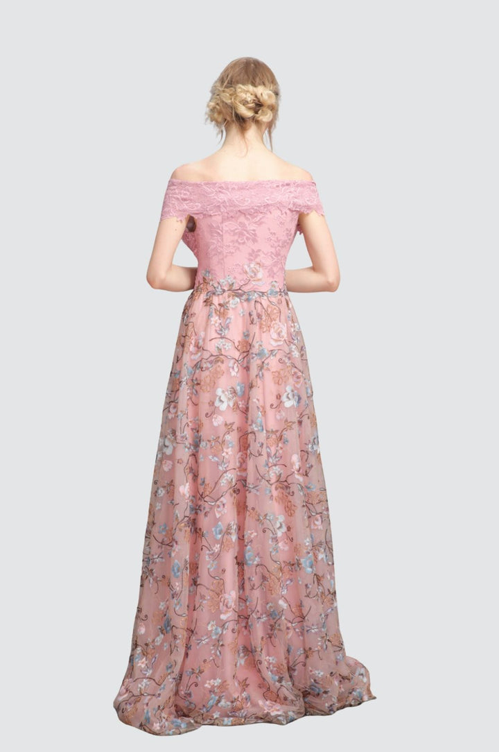 Robe fendue à épaules dénudées et décolleté enveloppant sur la cuisse