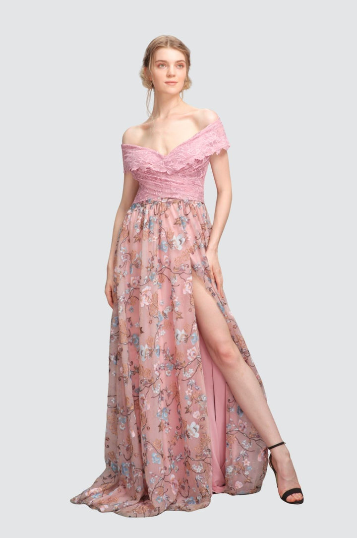 Robe fendue à épaules dénudées et décolleté enveloppant sur la cuisse