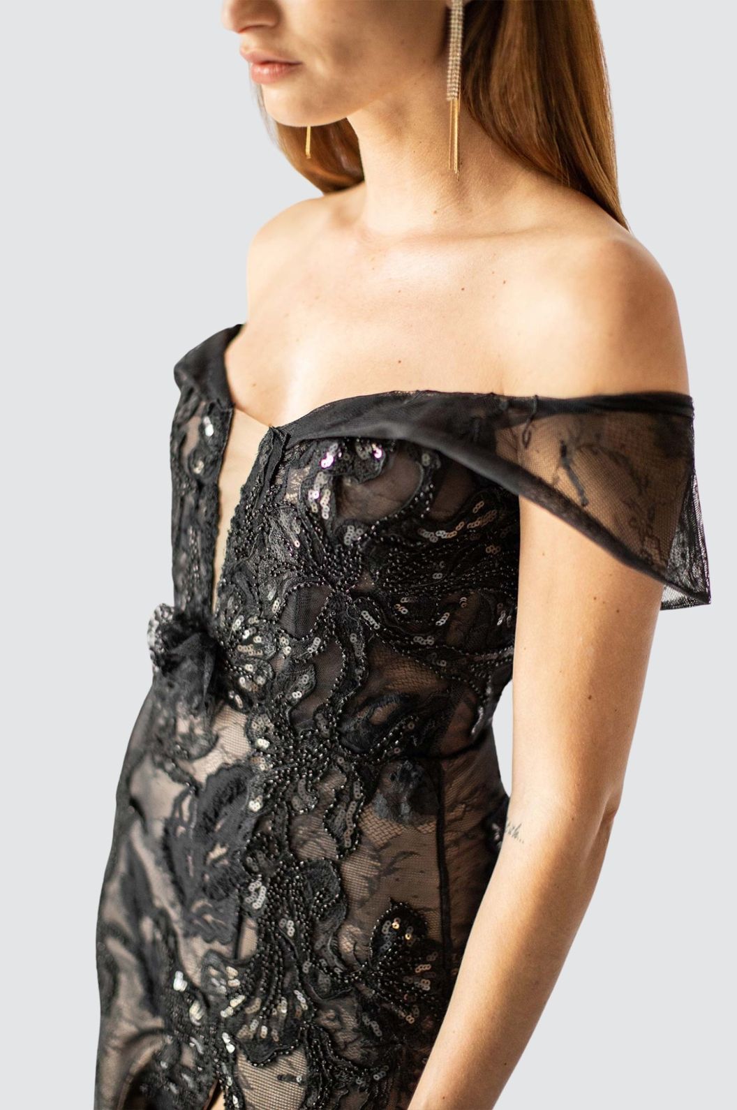 Schwarzes, hautfarbenes, langes Kleid mit Pailletten und hohem Schlitz