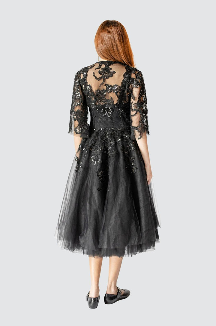 Midnight Waltz – Schwarzes, gestuftes Midikleid aus Tüll