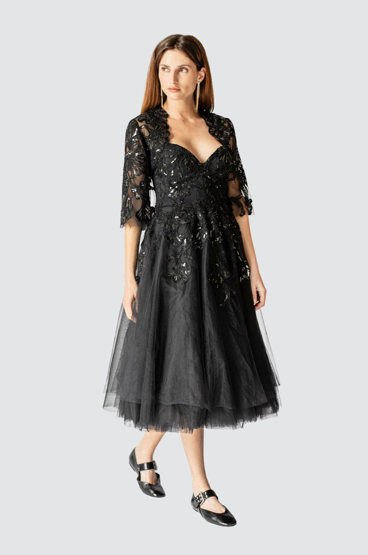 Midnight Waltz – Schwarzes, gestuftes Midikleid aus Tüll