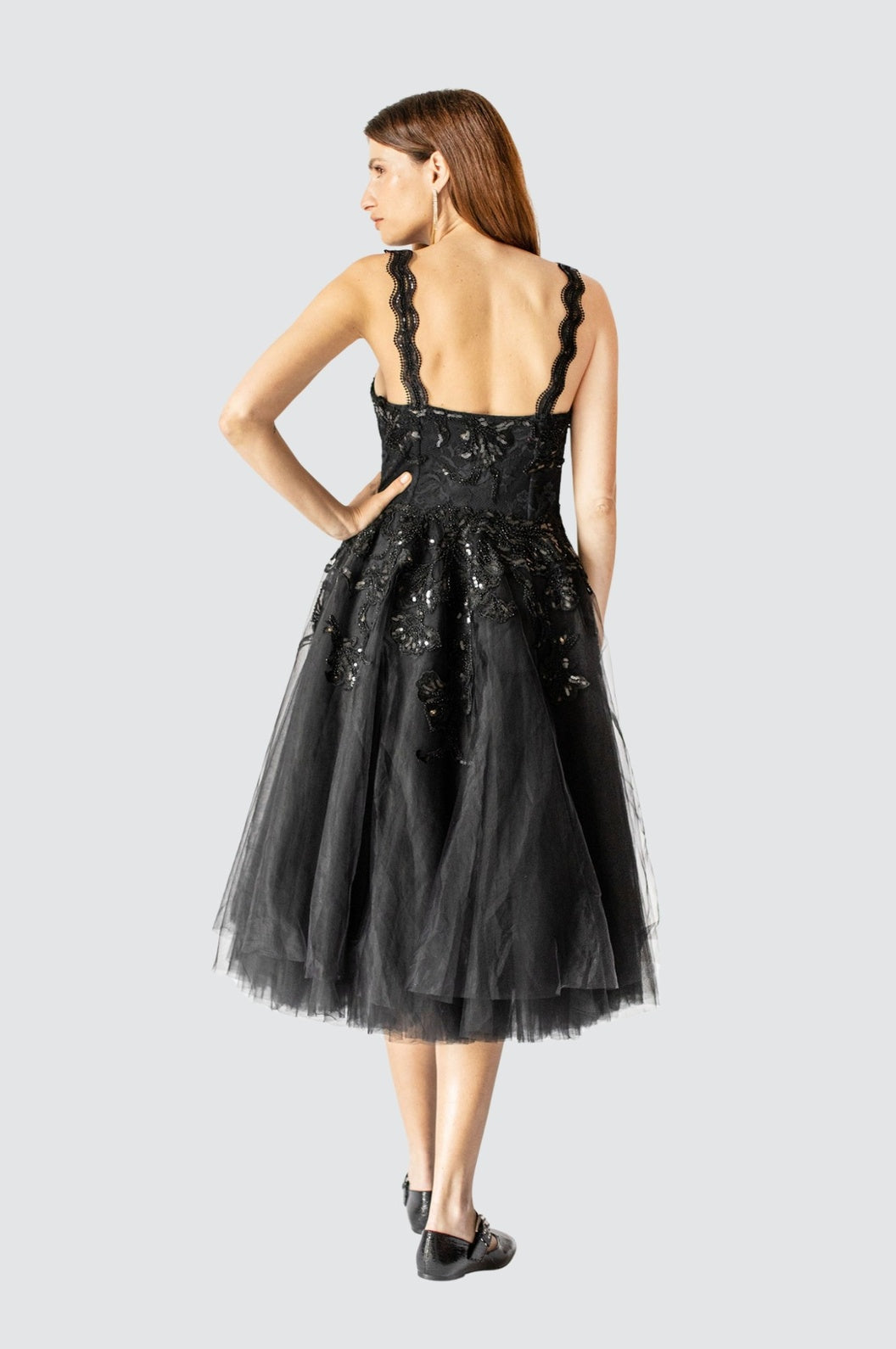 Midnight Waltz – Schwarzes, gestuftes Midikleid aus Tüll
