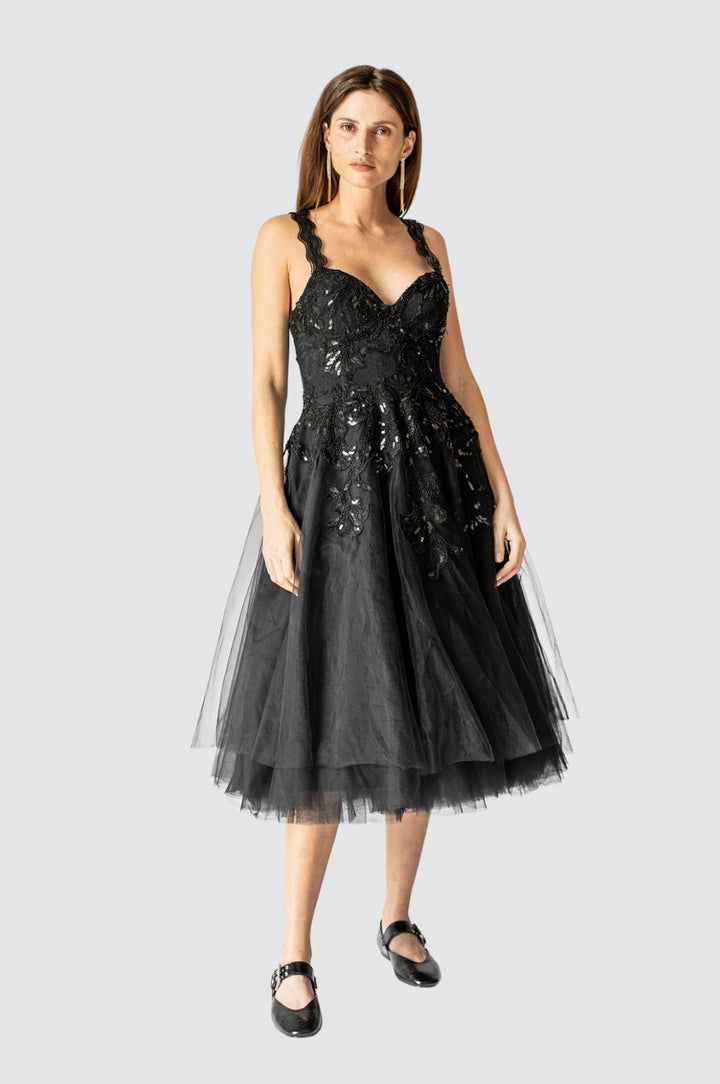 Midnight Waltz – Schwarzes, gestuftes Midikleid aus Tüll