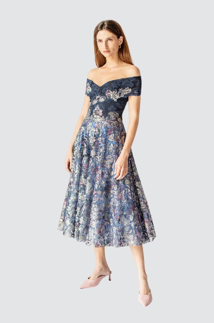 Modernes romantisches Off-Shoulder-Kleid
