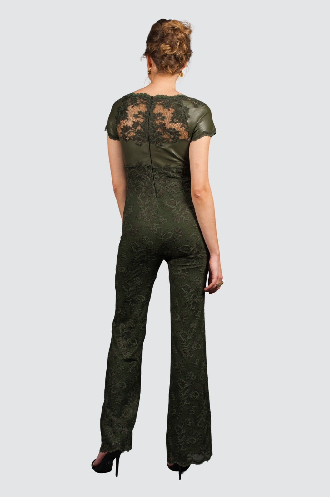 Robe en dentelle florale à manches transparentes