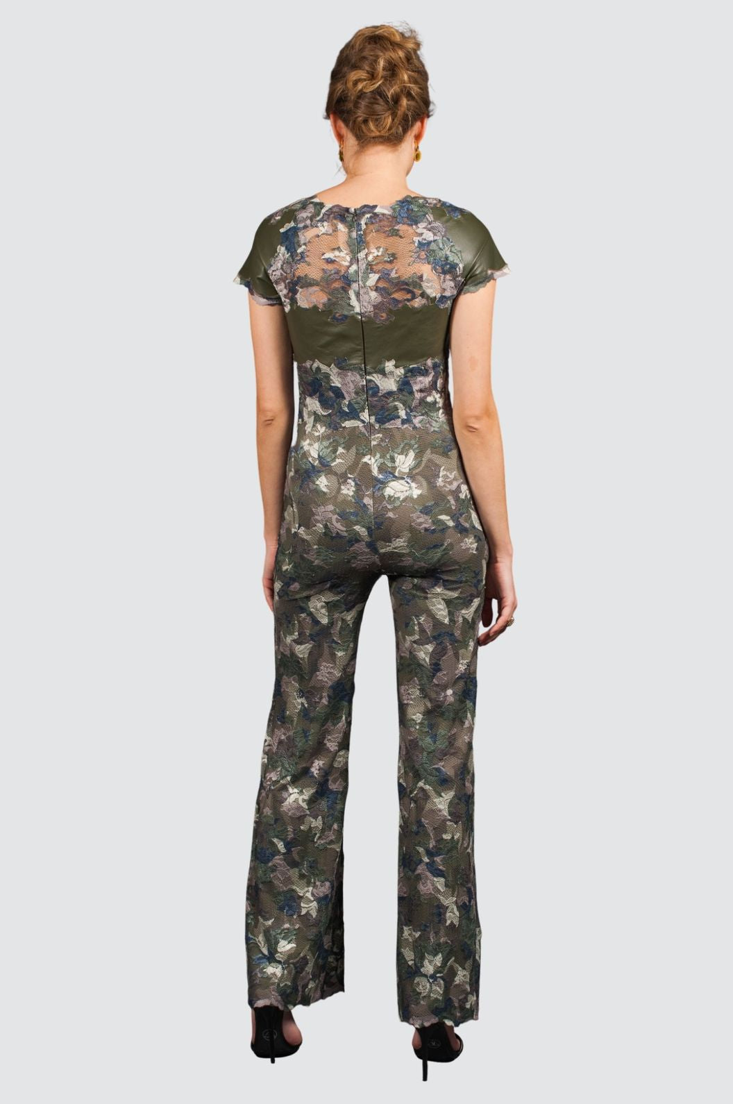 Robe en dentelle florale à manches transparentes