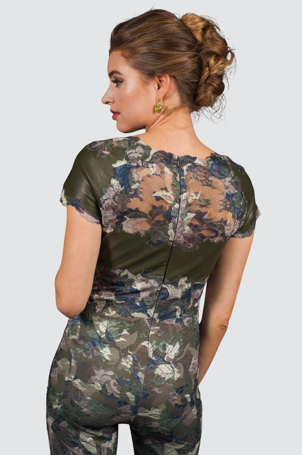 Robe en dentelle florale à manches transparentes