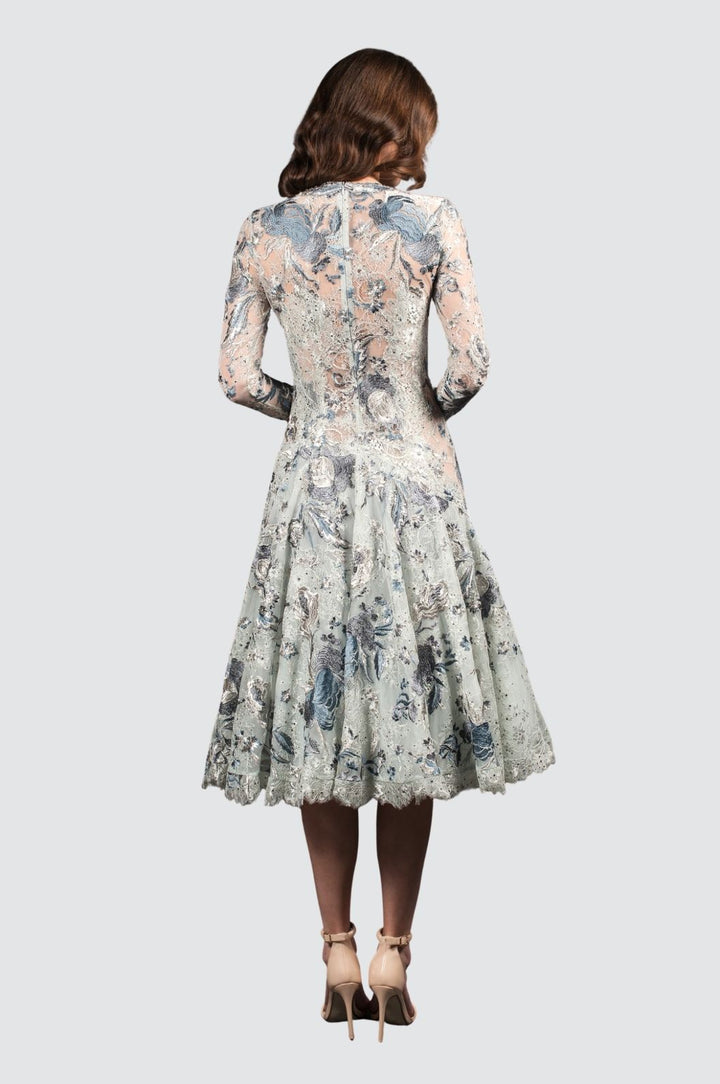 Kleid aus geblümter Spitze mit transparenten Ärmeln