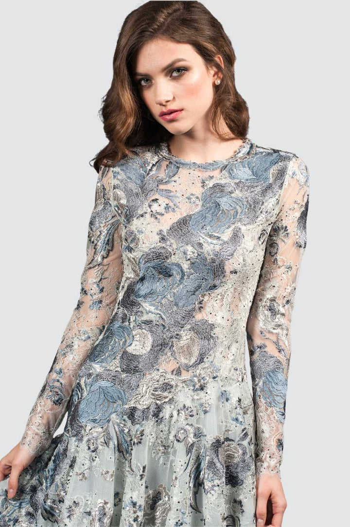 Kleid aus geblümter Spitze mit transparenten Ärmeln