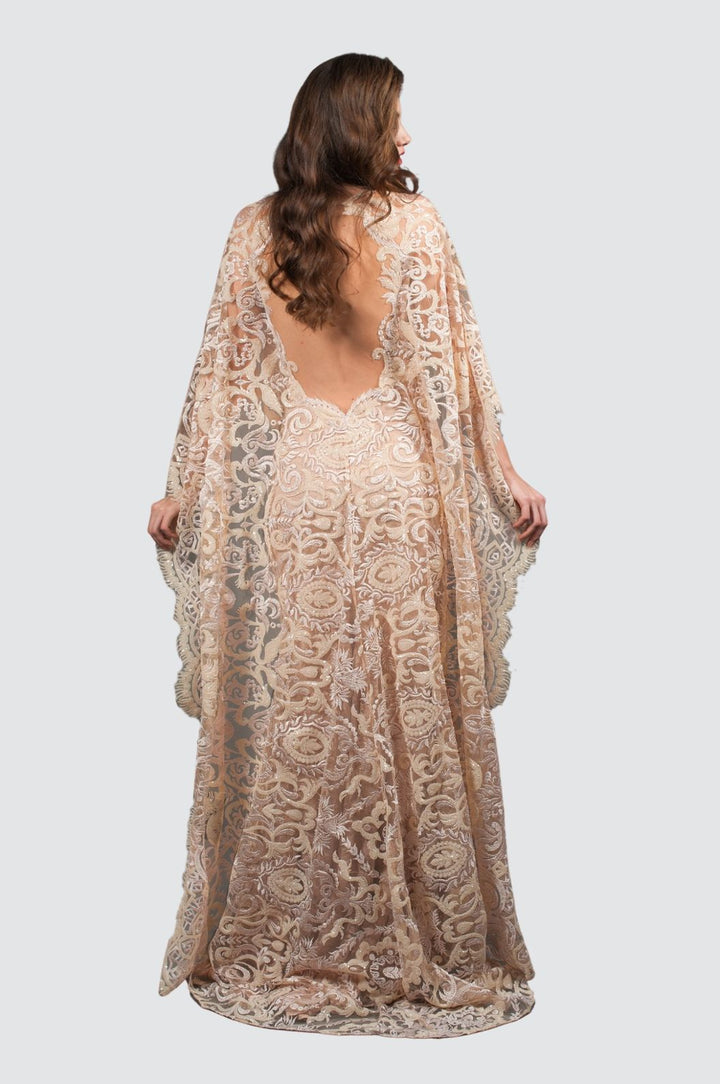 Robe en dentelle avec cape spectaculaire