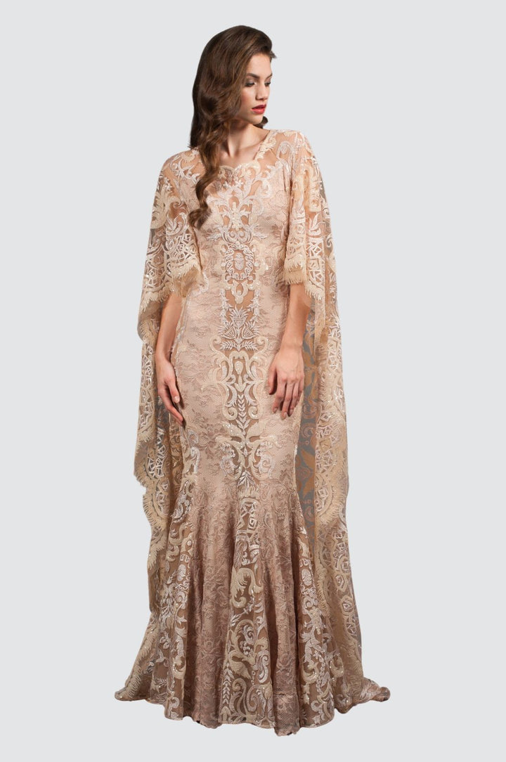 Robe en dentelle avec cape spectaculaire