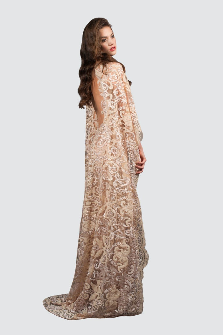 Robe en dentelle avec cape spectaculaire