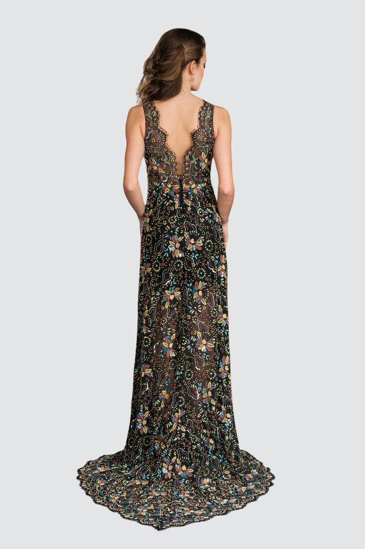 Kleid mit tiefem Ausschnitt und Netzverzierung