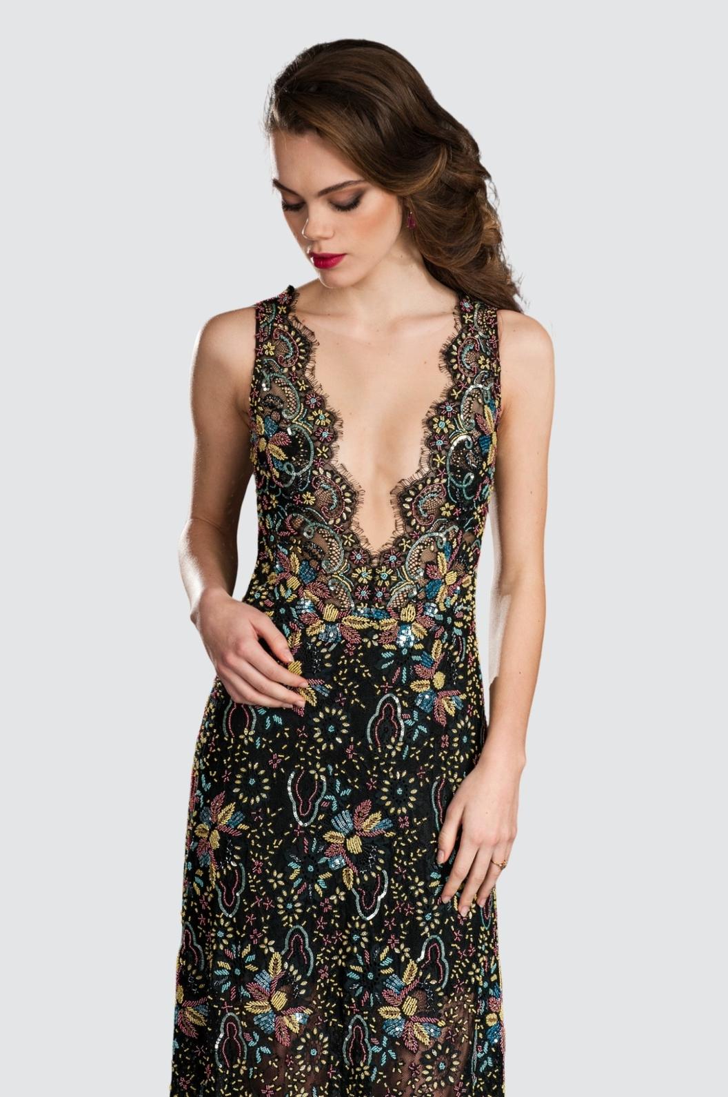 Kleid mit tiefem Ausschnitt und Netzverzierung