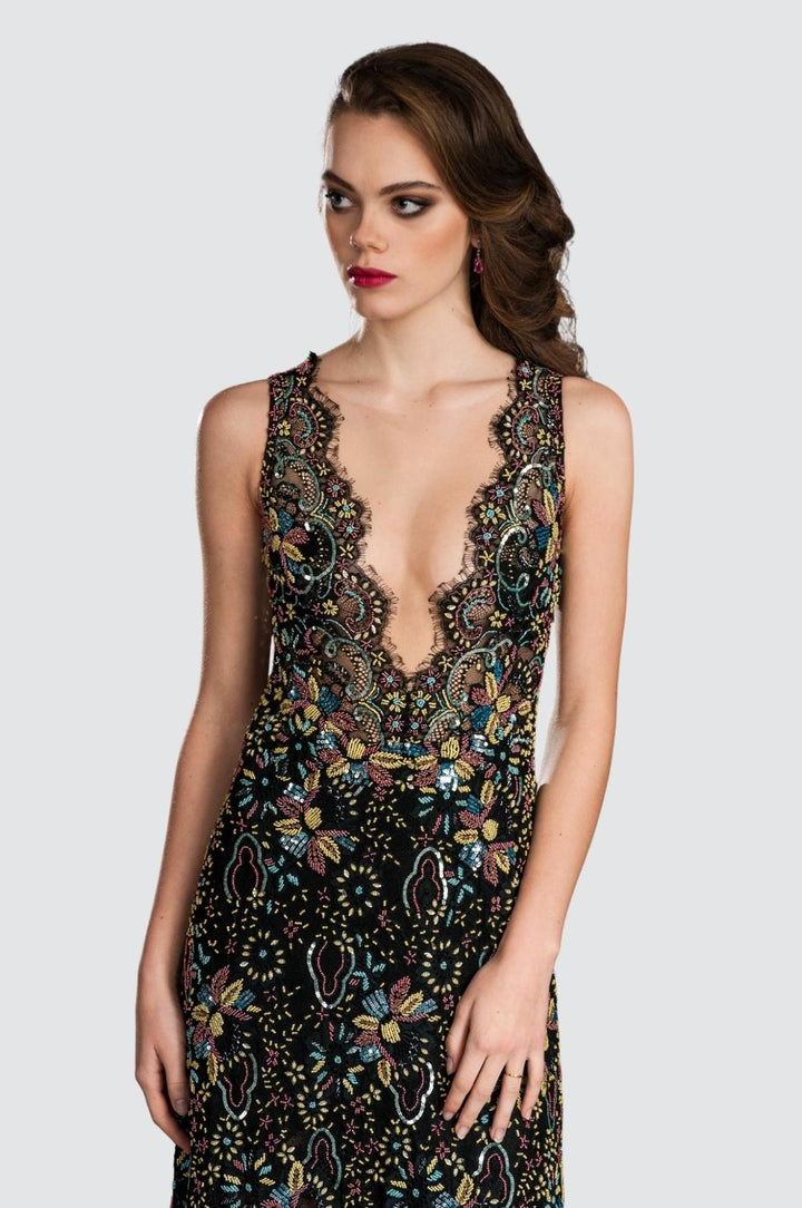 Kleid mit tiefem Ausschnitt und Netzverzierung