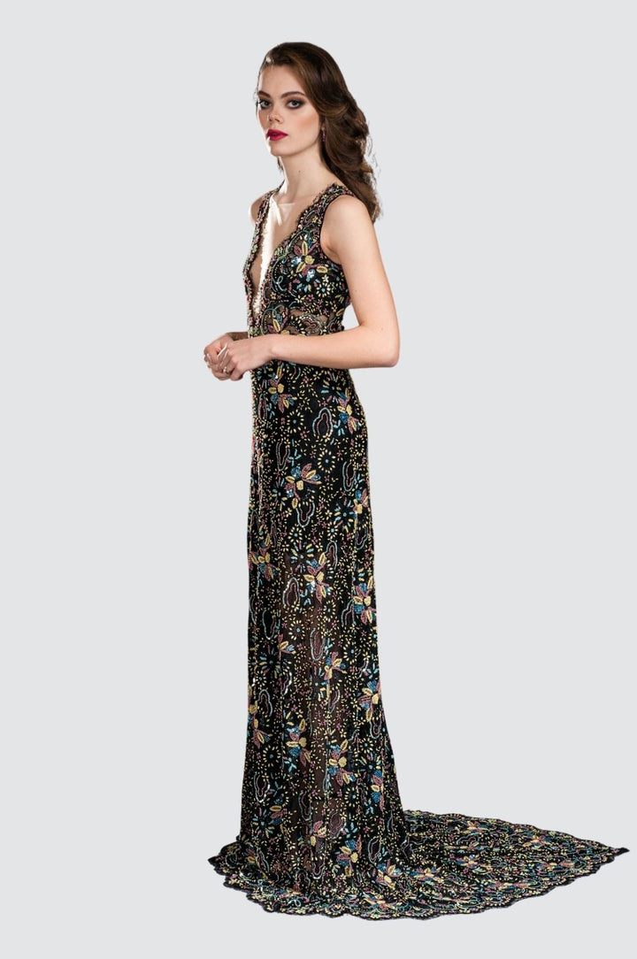 Kleid mit tiefem Ausschnitt und Netzverzierung